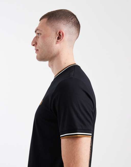 Fred Perry – Czarny T-shirt z podwójną ozdobną lamówką i logo, 4 z 5
