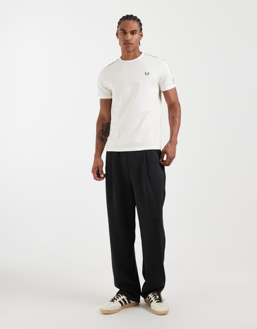 Fred Perry - Ecrufarvet T-shirt med bånd i kontrast og ringerdetaljer, 2 af 5