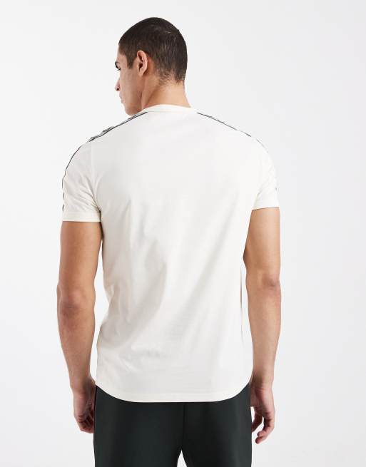 Fred Perry - Ecrufarvet T-shirt med kantbånd i halsen og pyntebånd med logo, 3 af 5