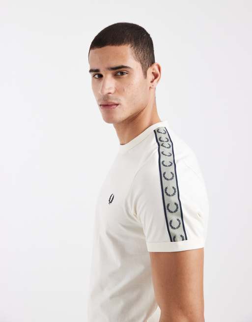 Fred Perry - Ecrufarvet T-shirt med kantbånd i halsen og pyntebånd med logo, 4 af 5