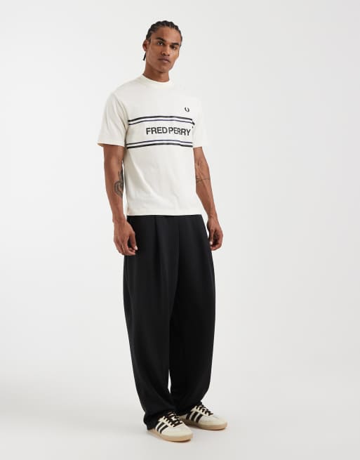Fred Perry - Ecrufarvet T-shirt med tekstlogografik, 3 af 5