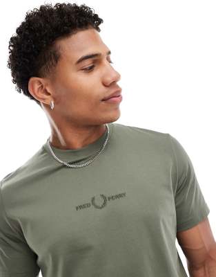 Вышитая футболка Fred Perry зеленого цвета хаки 9790₽