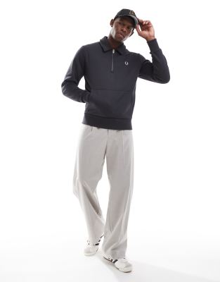 Fred Perry Felpa Uomo Modello M7535 – Colore Ecru/Tennis Blue, Stile Iconico