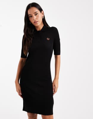 Fred Perry - Geripptes Strickkleid in Schwarz