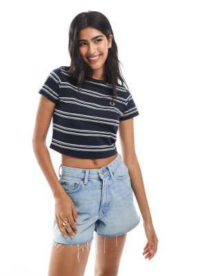 Fred Perry - Gestreiftes T-Shirt in Marineblau