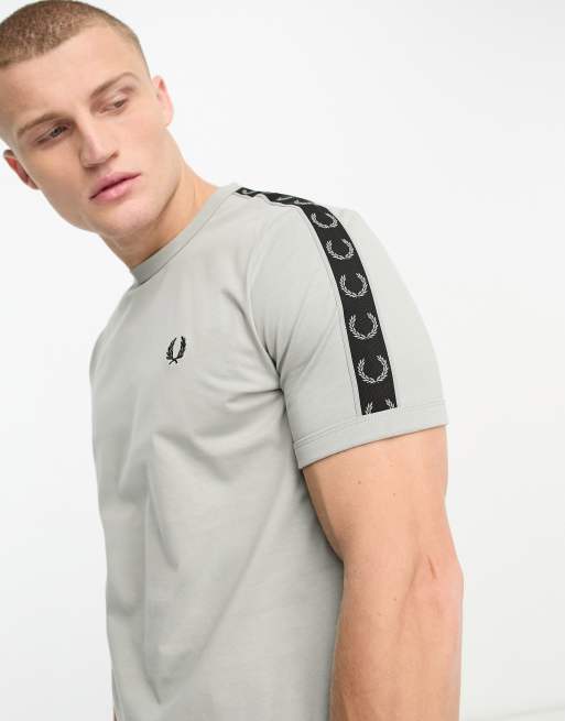 Fred Perry - Grå ringer-t-shirt med kontrastfarvet logobånd