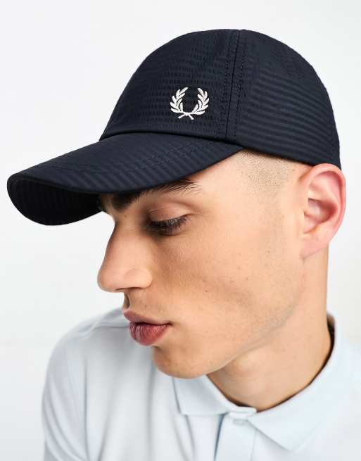 Fred Perry – Granatowa czapka z daszkiem z marszczonego materiału z logo i napisem