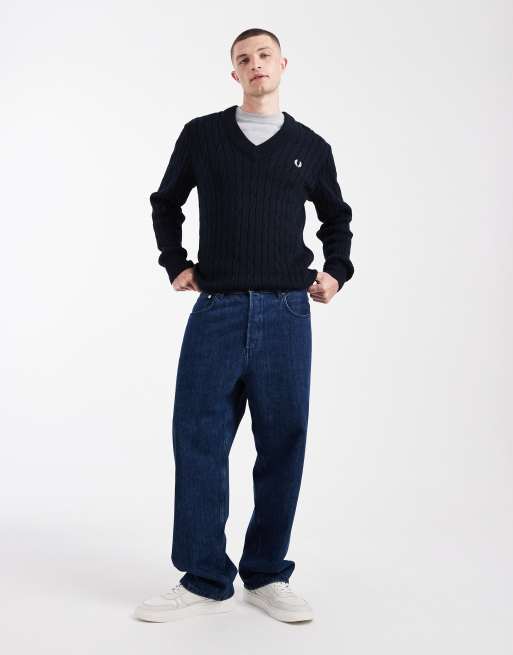 Fred Perry – Granatowy sweter z dzianiny o warkoczowym splocie, z dekoltem w szpic, 2 z 5