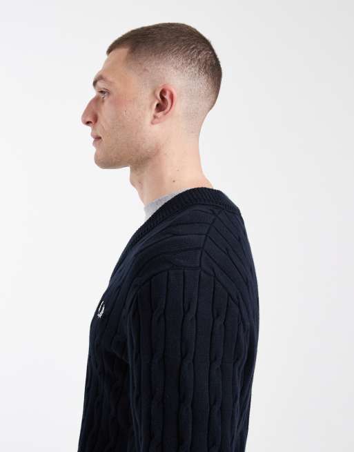 Fred Perry – Granatowy sweter z dzianiny o warkoczowym splocie, z dekoltem w szpic, 4 z 5