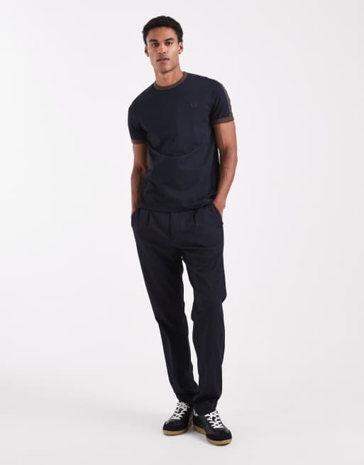 Fred Perry – Granatowy T-shirt z kontrastowymi brązowymi lamówkami, 2 z 5