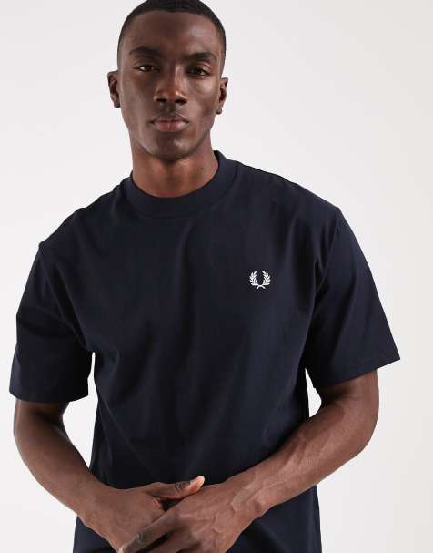 Fred Perry – Granatowy T-shirt z napisem i logo na plecach - view 1