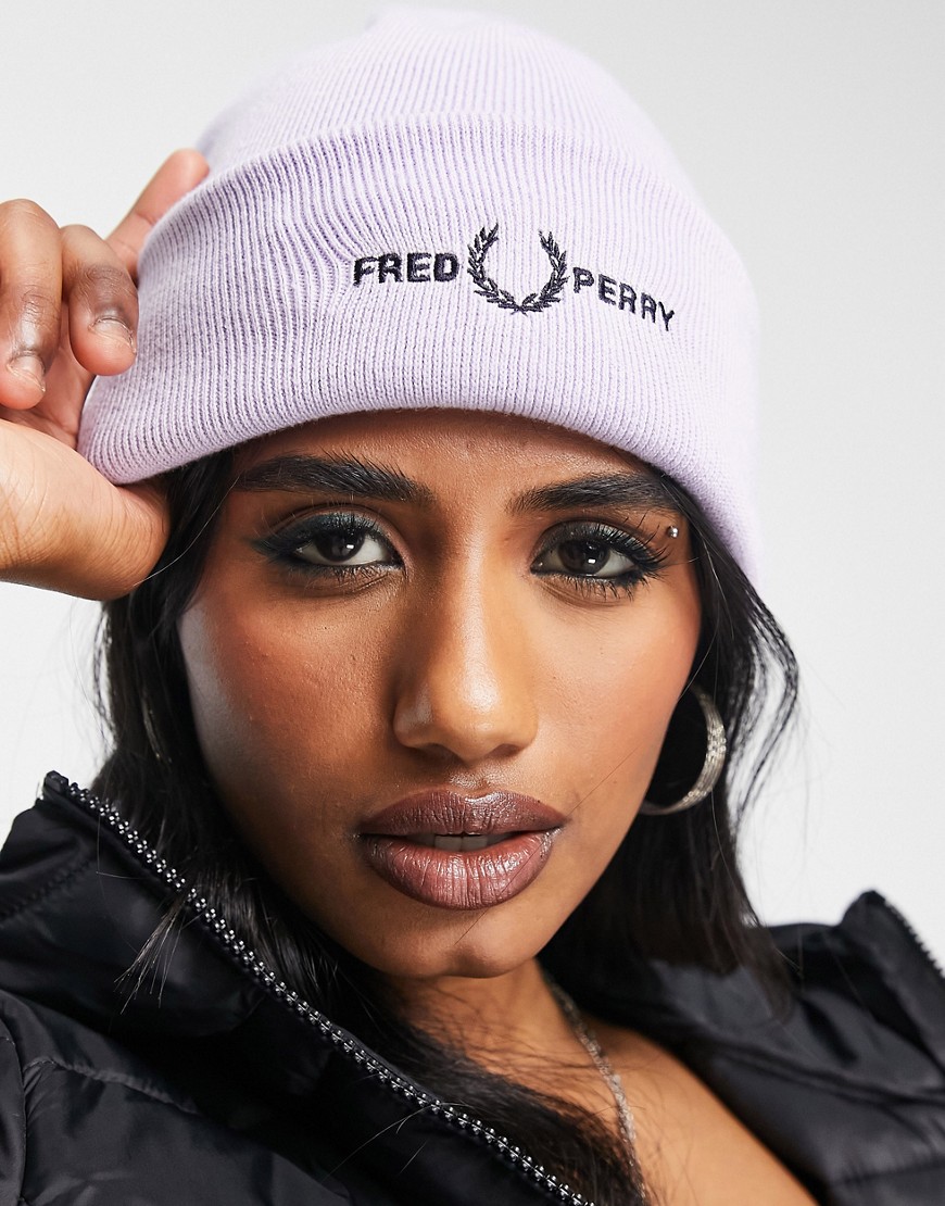 Fred Perry Graphic Beanie In Pink-purple
