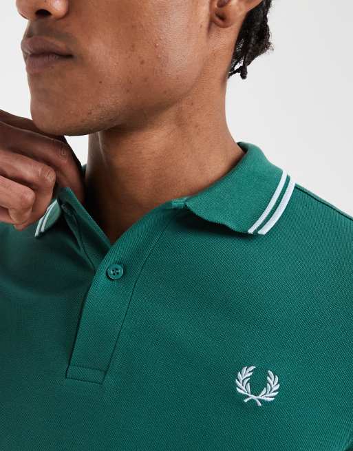 Fred Perry - Grøn poloskjorte med dobbelt blå og cremefarvet kantstribe, 3 af 5