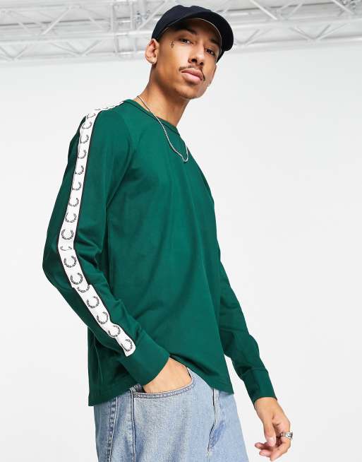 Fred Perry – Grön långärmad topp med tejpade detaljer – Endast hos ASOS