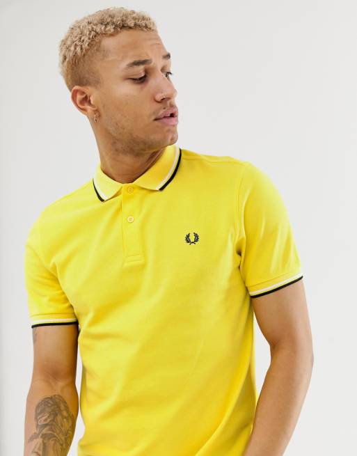 Fred Perry – Gul pikétröja med dubbla ränder