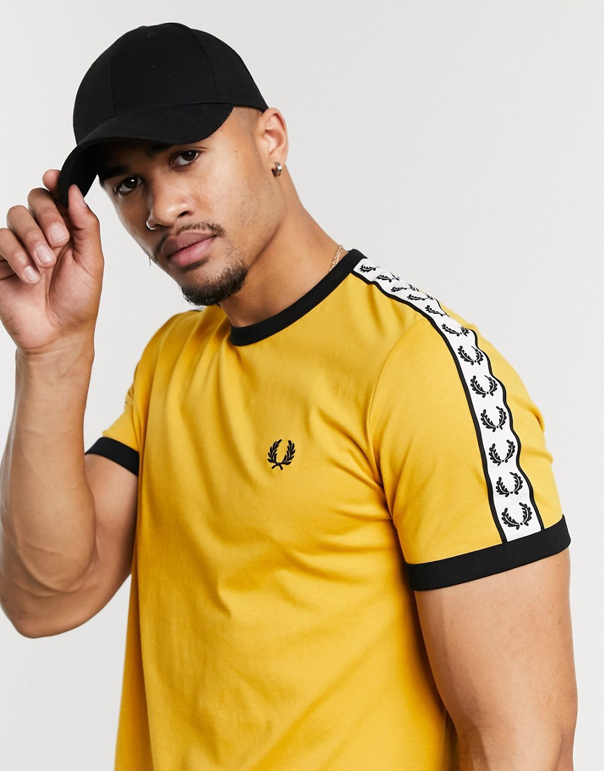 Fred Perry – Gul t-shirt med tejpad kantrand