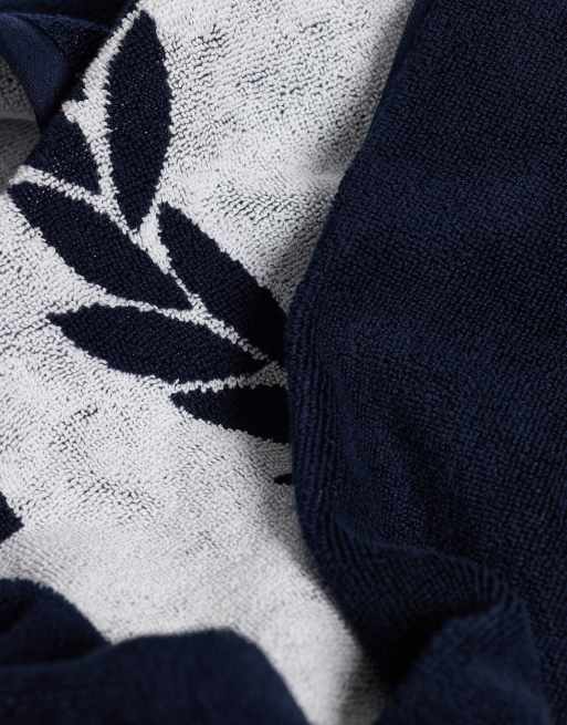 Fred Perry - Handdoek met lauwerkranslogo in marineblauw en wit, 3 van 3