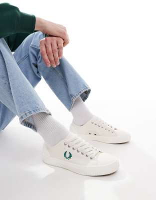 Белые парусиновые кроссовки Fred Perry Hughes 23890₽