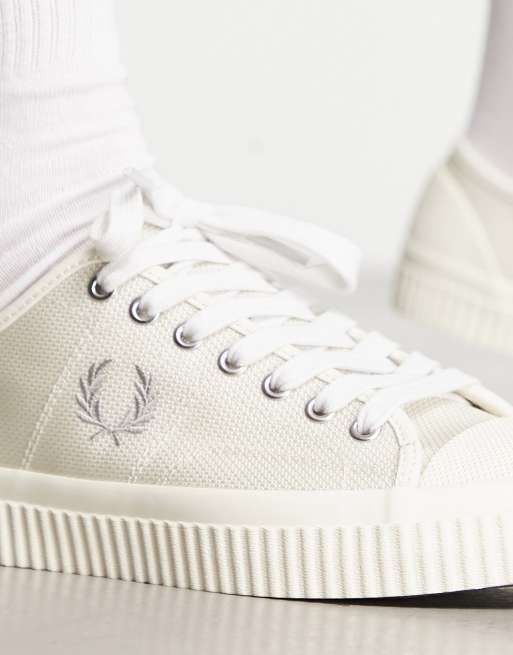 Fred Perry Low Canvas スニーカー Fred Perry Hughes low canvas sneakers in white | ASOS