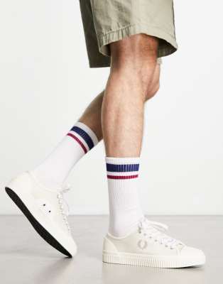 Fred Perry Fred Perry hughes low canvas trainers in light off white