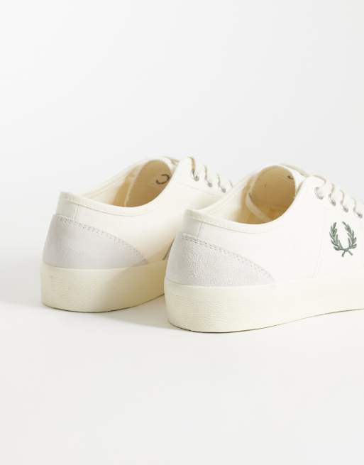 Fred Perry – Hughes – Naturvita sneakers i kanvas och mocka, 2 av 5