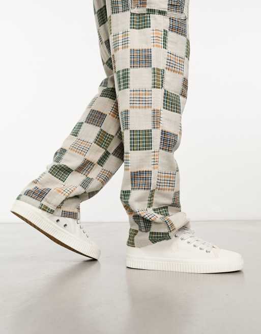 Fred Perry – Hughes – Niedrige Leinen-Sneaker in Ecru-Weiß
