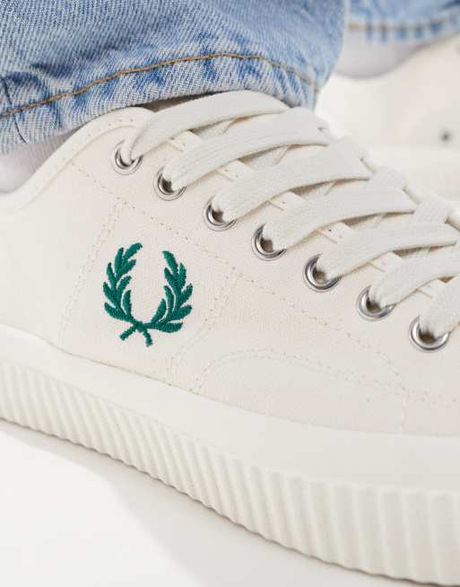 Fred Perry Hughes Scarpe da ginnastica di tela bianche ASOS