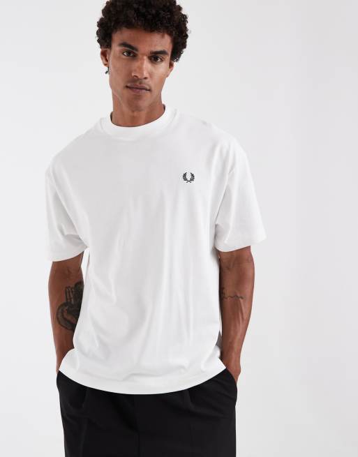 Fred Perry - Hvid T-shirt med grafisk laurbærkransprint på ryggen, 2 af 5