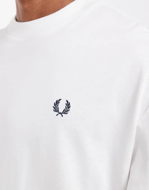 Fred Perry - Hvid T-shirt med grafisk laurbærkransprint på ryggen, 4 af 5
