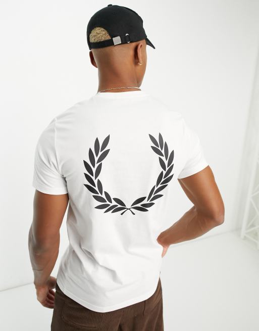 Fred Perry - Hvid T-shirt med grafisk print på ryggen