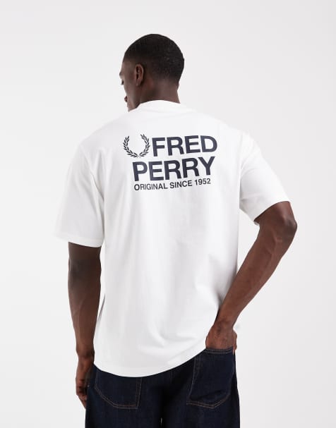 Fred Perry - Hvid T-shirt med print på ryggen og grafisk tekstlogo - view 1