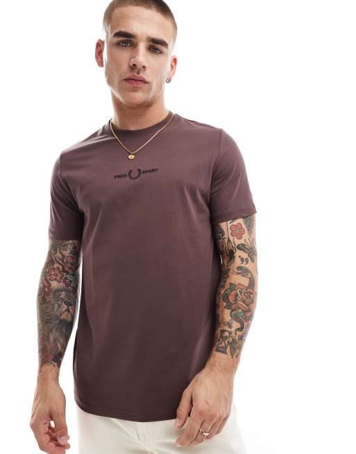 Fred Perry – Jasnobrązowy T-shirt z haftowanym wzorem