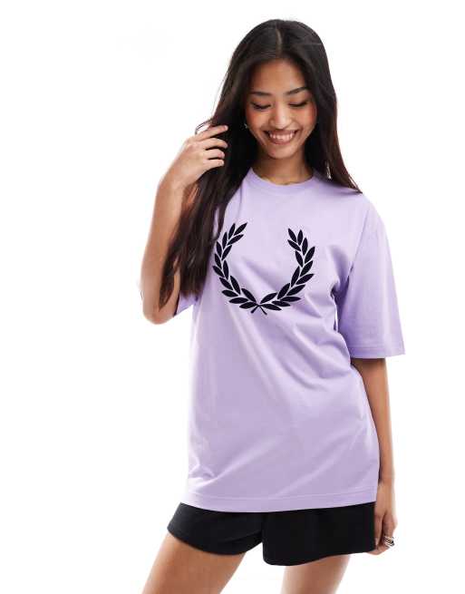 Fred Perry – Jasnofioletowy T-shirt z nadrukiem wieńca laurowego