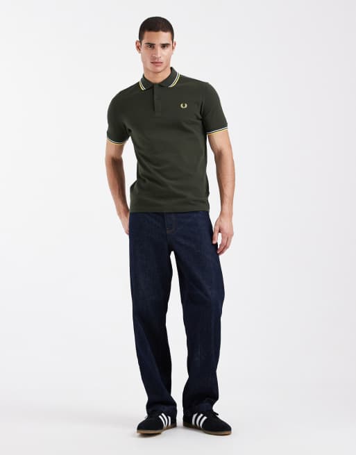 Fred Perry - Kakigrøn poloskjorte med dobbelt kantstribe og logo, 2 af 5