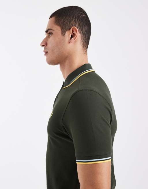 Fred Perry - Kakigrøn poloskjorte med dobbelt kantstribe og logo, 4 af 5