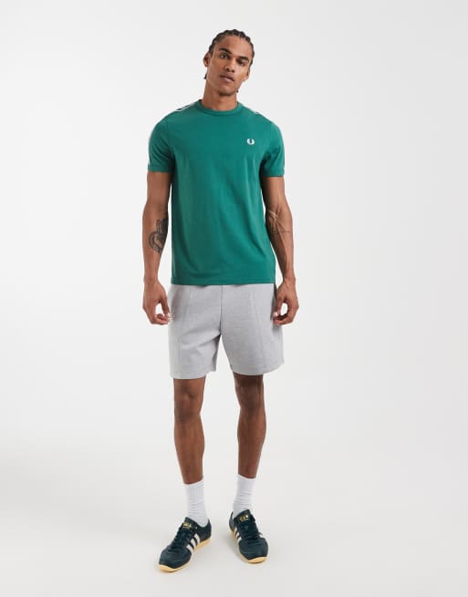 Fred Perry – Kakigrön t-shirt med kontrastfärgade revärer, 3 av 5