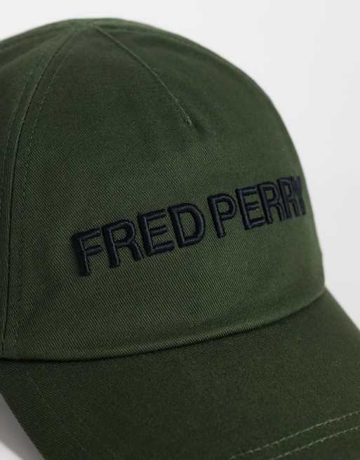 Fred Perry keps med broderad text i khaki, 2 av 3