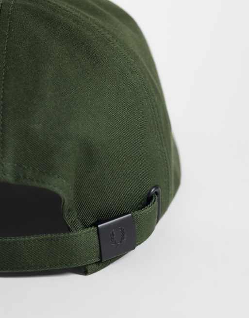 Fred Perry keps med broderad text i khaki, 3 av 3