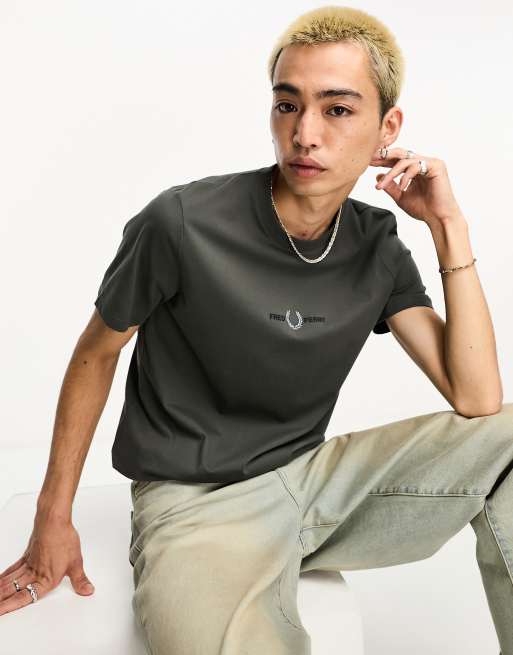 Fred Perry – Khakigrön, broderad t-shirt
