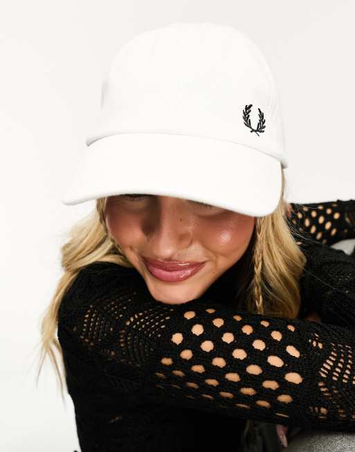 Fred Perry – Klassische Pikee-Kappe in Weiß