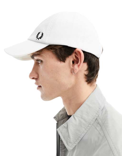 Fred Perry – Klassische Pikee-Kappe in Weiß