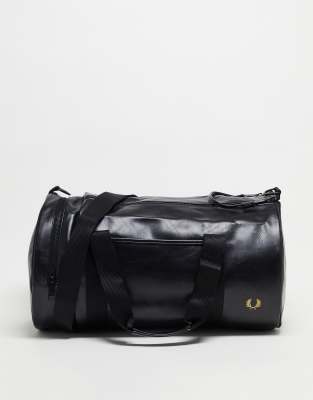Fred Perry - Klassisk sort barrel-taske i tonet PU | ASOS