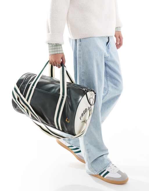 Fred Perry – Klasyczna torba podróżna o okrągłym kształcie w kolorze ciemnozielonym i złamanej bieli