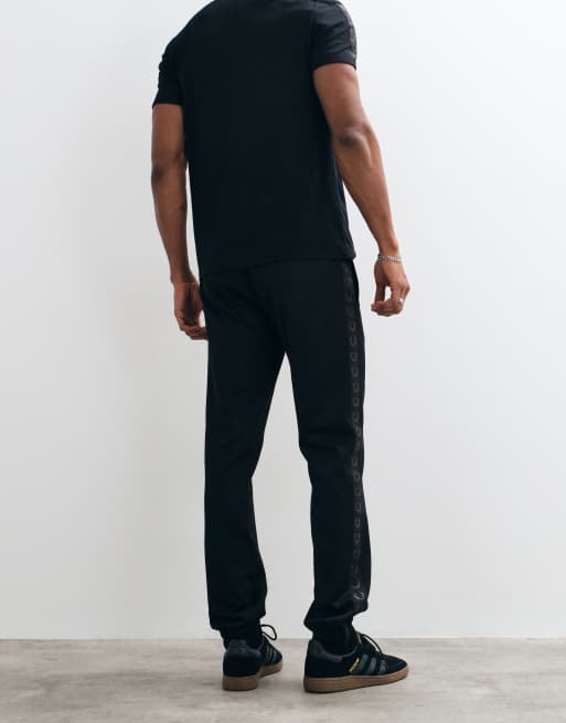 Fred Perry Kombiteil-Trainingshose mit kontrastierenden Streifen, elastischem Bund und Logo in Schwarz, 5 von 5