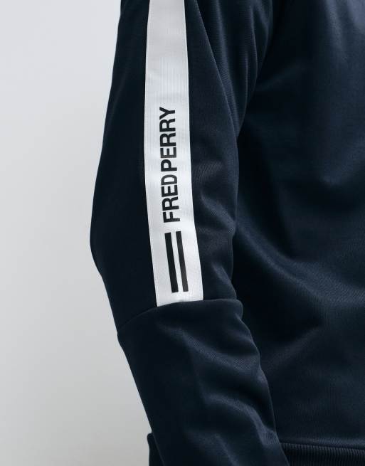 Fred Perry kurtka dresowa z nadrukowaną taśmą w kolorze granatowym, 3 z 5