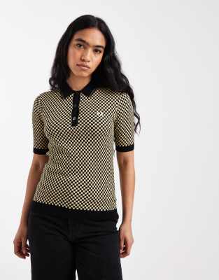 Fred Perry - Kurzärmliges Strickhemd mit Schachbrettmuster und Logo in Schwarz/Gold