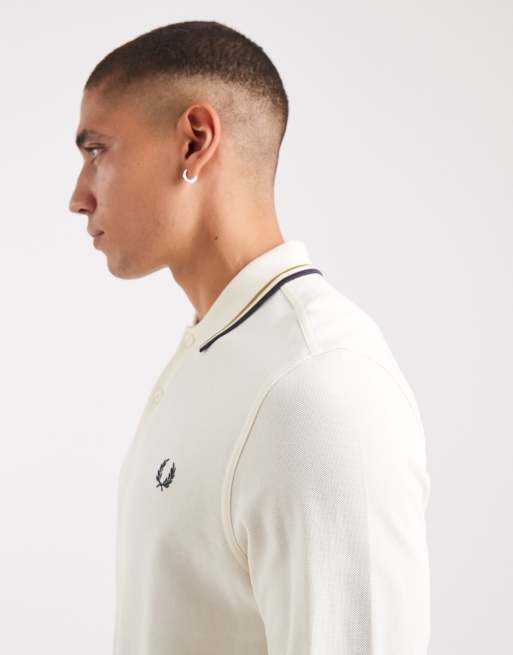 Fred Perry – Langärmliges Polohemd in Ecru mit Zierstreifen in Marineblau, 4 von 5