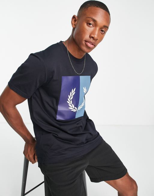 Fred Perry Laurel Wreath – Granatowy T-shirt z nadrukiem liści laurowych