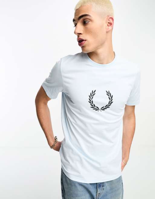 Fred Perry Laurel Wreath – Jasnoniebieski T-shirt z grafiką z wieńcem laurowym