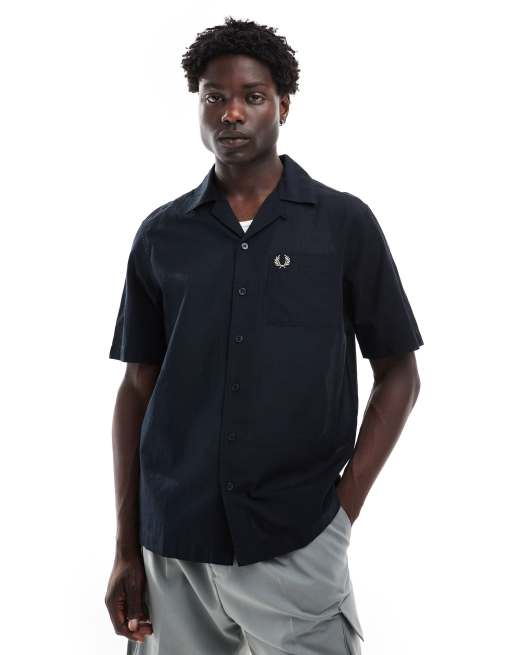 Fred Perry – Leichtes, strukturiertes Hemd in Marineblau mit Reverskragen